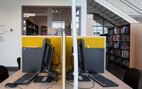 bord afskærmning med gul filt